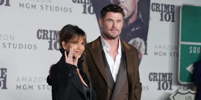 Potret Chris Hemsworth - Halle Berry di Premiere CRIME 101
