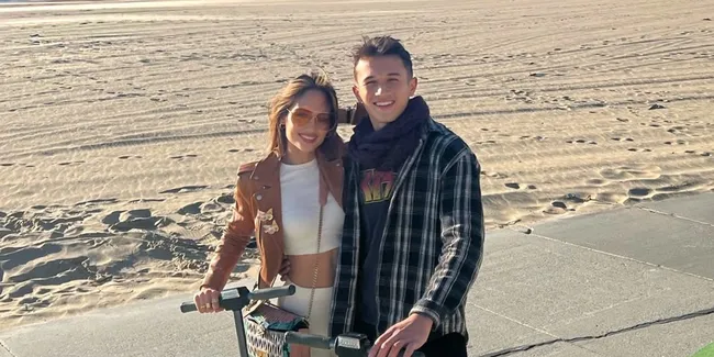 Potret Cinta Laura Seru-Seruan Masak Pepes Ikan Bareng Arya Vasco, Enak Meski Bentuknya Tak Sempurna