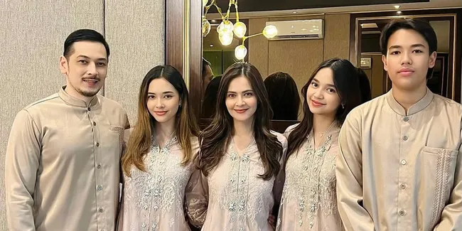 Potret Cut Tary Rayakan Lebaran Bersama Suami dan 3 Anak, Putra Putrinya Ganteng dan Cantik-Cantik