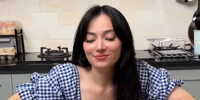 Potret Dapur Asmirandah yang Tertata Rapi, Gabungan Keramik dan Kayu