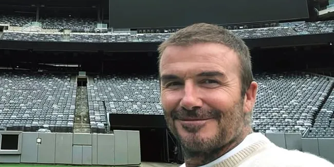 9 Potret David Beckham Panen di Kebun Rumahnya Bareng Istri, Bahagia dengan Hasilnya