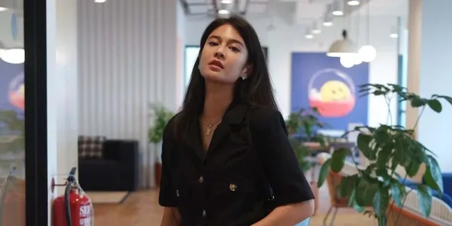 Potret Dian Sastro Pakai Pin One Piece di Toronto International Film Festival, Cute Banget