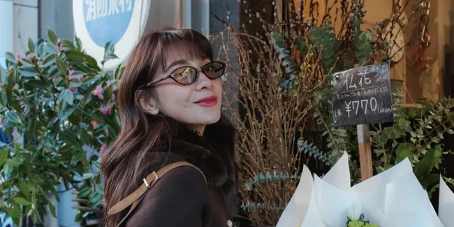 Potret Dinda Kirana Menikmati Momen Main ke Curug Leuwi