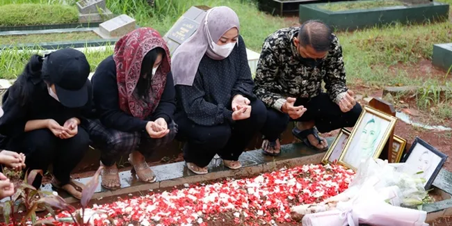Potret Doddy Sudrajat Sekeluarga Nyekar Makam Vanessa Angel di Hari Ulang Tahun, Becek-Becekan Buat Kirim Doa