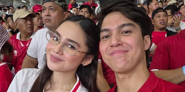 Potret El Rumi dan Syifa Hadju Nonton Timnas Indonesia Juara FIFA ASEAN Cup 2026
