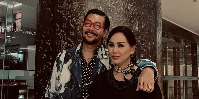 Potret Ferry Salim dan Sang Istri Tetap Fashionable di Usia Kepala 5