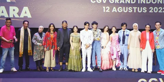 Potret Gala Premiere Para Pemain '12 Cerita Glen Anggara' yang Memukau dan Colorful - Adhisty Zara Mencuri Perhatian Dengan Mini Dress Full of Pink