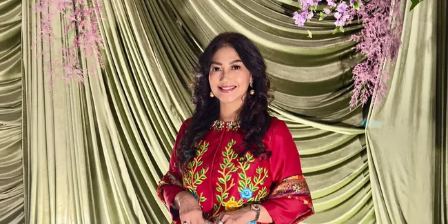 Potret Gaya Kondangan Bella Saphira, Cantik dengan Outfit Serba Merah - Terlihat Awet Muda