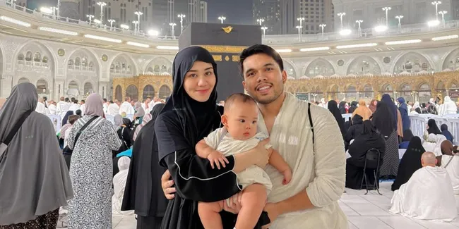 Potret Gemas Arash Putra Aaliyah Massaid Telentang di Atas Sajadah dengan View Ka'bah