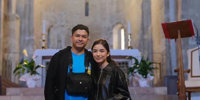 Potret Glenn Alinskie Dapat Kejutan Ultah saat Baru Pulang dari Italia, Ada Kejadian Tak Terduga yang Bikin Ketawa