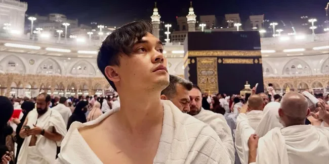 Potret Ikbal Fauzi Umrah Bareng Istri di Bulan Ramadan, Penuh Rasa Syukur