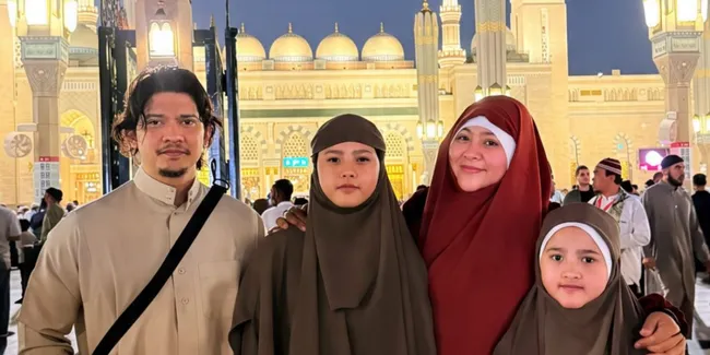 Potret Iko Uwais dan Audy Item Umrah, Bagikan Momen di Makkah dan Madinah