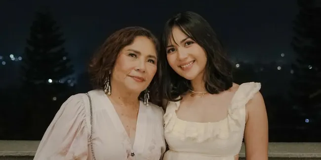 Potret Jessica Mila di Ulang Tahun Ibunya yang ke-70, Tampil Cantik Kenakan Backless Dress
