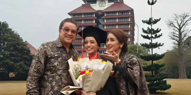 7 Potret Kaneishia Anak Bungsu Dede Yusuf yang Baru Wisuda, Lulus Cumlaude Jurusan HI