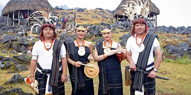 7 Potret Kris Dayanti dan Keluarga Pakai Baju Adat Timor Leste, Siap Keluarga Lagu Baru - Ajak Tim dari Jakarta
