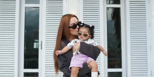 Potret Liburan Siti Badriah bersama Keluarga di Puncak, Sempat Sapa Jerapah