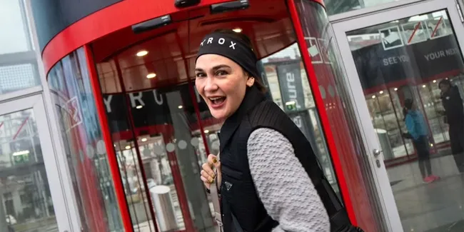 Potret Luna Maya Heboh Jadi Cheer Squad Untuk Tim Relay HYROX di Vienna 