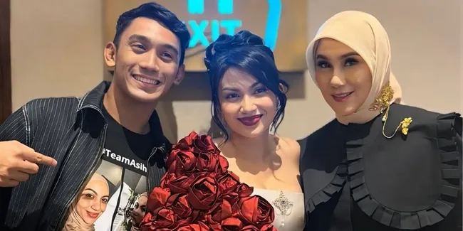 Potret Marini Zumarnis Dukung Film Ariel Tatum, Gandeng Pacar Putranya dengan Sayang