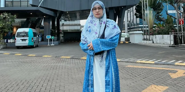 Potret Mita The Virgin Berangkat Umrah, Tampil Berhijab Bikin Pangling