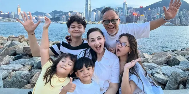 Potret Mona Ratuliu dan Indra Brasco Nikmati Liburan Keluarga di Hong Kong