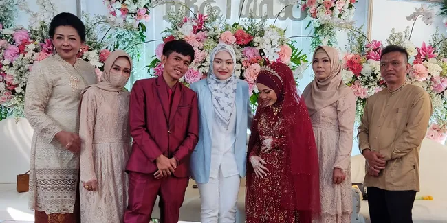 Potret Nathalie Holscher di Pernikahan Tiko Anak Ibu Eny, Dangdutan Sambil Gendong Adzam