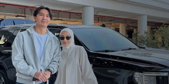 Potret Nikita Willy Umrah Bareng Suami di Bulan Ramadan, Ajak Adik dan Ipar Juga