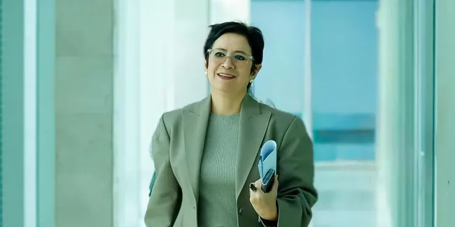 Potret Nurul Arifin Hias Makam Sang Anak Maura Penuh Bunga, Jadi Indah dan Berwarna