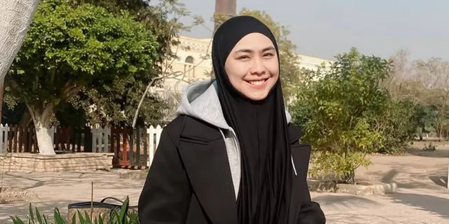 Potret Oki Setiana Dewi Belajar Tekun, Kuliah Ambil S1 Lagi di Mesir