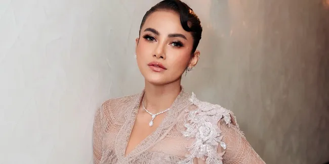 Potret Olla Ramlan Kondangan ke Pernikahan Aufar Hutapea, Anggun Berkebaya