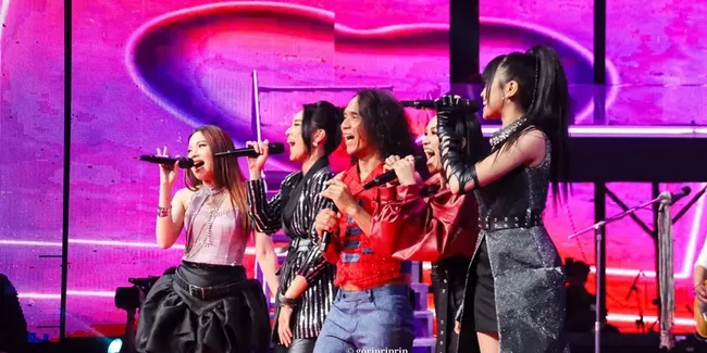 Potret Para Academia Tampil dengan Slank, Suasana Jadi Meriah 