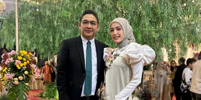 Potret Pasha Ungu Ultah Ke-46 tahun, Salfok Kue Tartnya Lucu dan Gemesin Banget