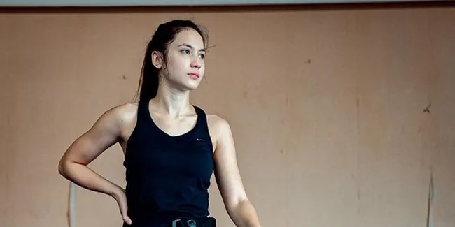 Potret Pevita Pearce Tenteng Senjata, Wajah Lelah, Tanpa Makeup dan Keringetan Tapi Cantik Kebangetan