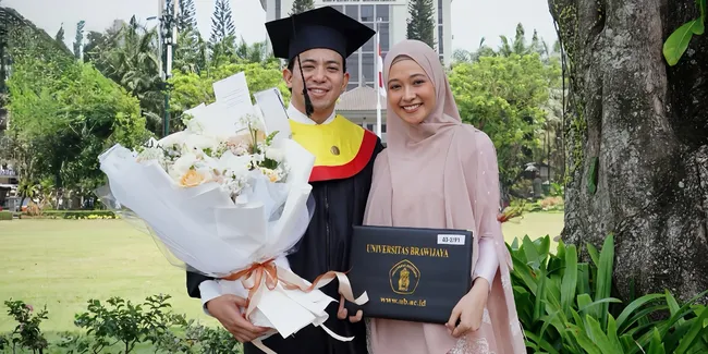 Potret Poppy Bunga Rayakan Suami Wisuda S3 di UB, Ungkap Pesan Haru