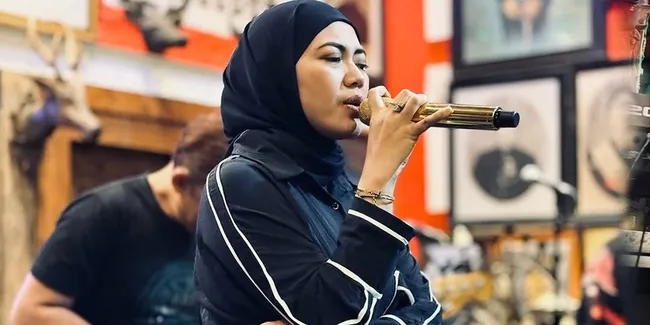 7 Potret Purie Mahadewi Nyanyi di Sekolah Anak, Suaranya Masih Khas dan Tidak Berubah