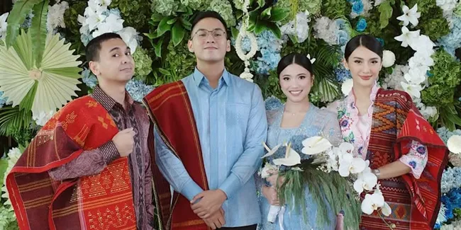 Potret Raditya Dika dan Anissa Aziza di Lamaran Adik Bungsu, Kompak Pakai Ulos