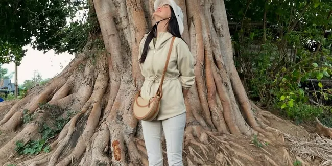 Potret Raline Shah Peluk Pohon, Ajak Jaga Hutan Indonesia