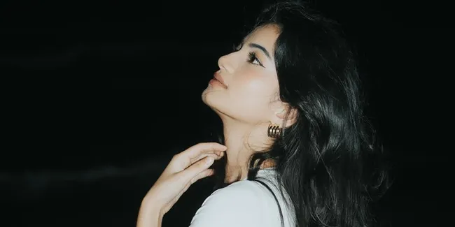 Potret Ratu Sofya Tampil Anggun Menyatu dengan Alam