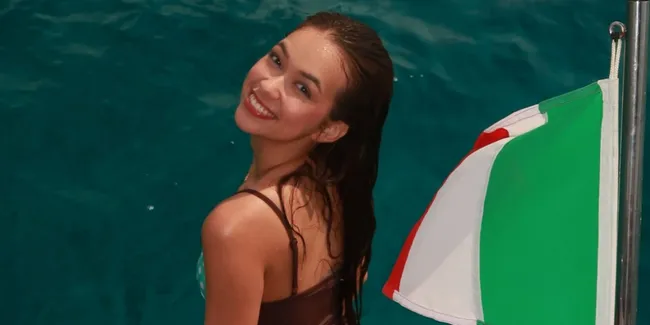 Potret Rebecca Klopper Nikmati Spanyol di Musim Panas