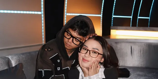 10 Potret Reza Arap saat Beri Kejutan Cincin untuk Lula Lahfah, Makin Serius Jalani Hubungan?