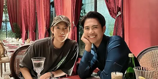 7 Potret Ricky Cuaca Makan Bareng Aktor Kim Hyun Joong, Akrab Banget - Bawakan Kripik Balado