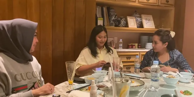 Potret Rieta Amilia Beri Rafathar Kartu Kredit Buat Jajan, Netizen: Kayak Ngasih Duit Rp 2000