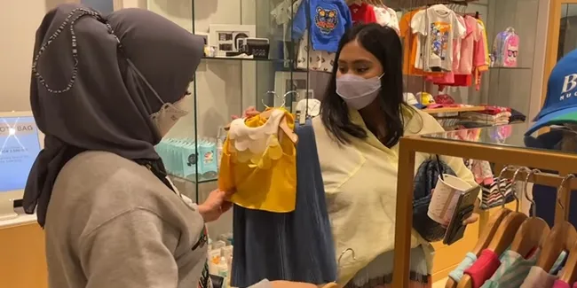 Potret Rieta Amilia Traktir Nagita Slavina dan Caca Tengker, Borong Baju dan Mainan Tanpa Lihat Harga