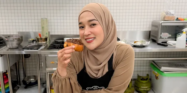 Potret Ririe Fairus Bikin Kue, Hasilnya Menggugah Selera