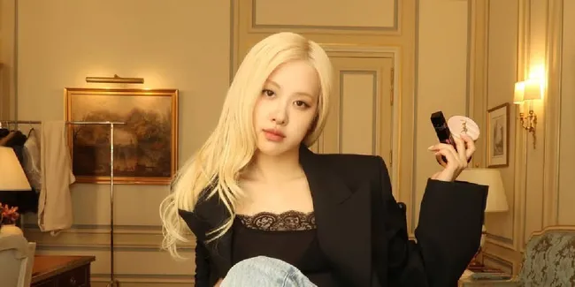 Potret Rose BLACKPINK Hadir di Pernikahan Staff, Outfit Kasual Bikin Visualnya Makin Cantik  