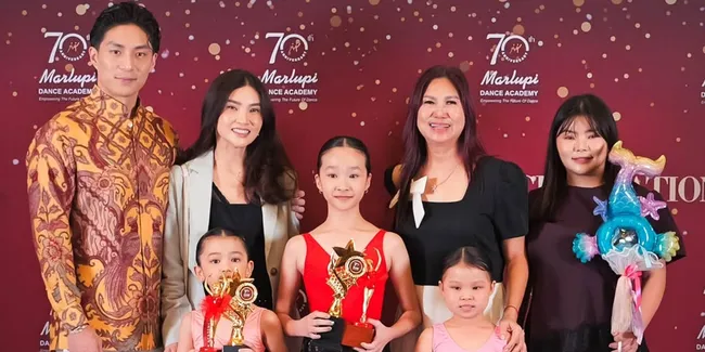 7 Potret Sarwendah Anak Wisuda Sekolah Balet, Ditemani Giorgio Antonio