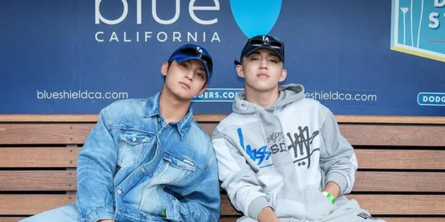 8 Potret S.Coups dan Mingyu SEVENTEEN di Balik MV 5,4,3 (Pretty Woman), Seru Main di Kolam Renang