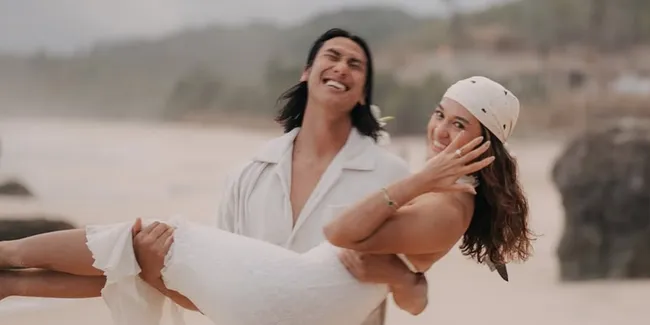 Potret Sean Gelael Lamar Hana Malasan, Cincin Berlian di Batok Kelapa