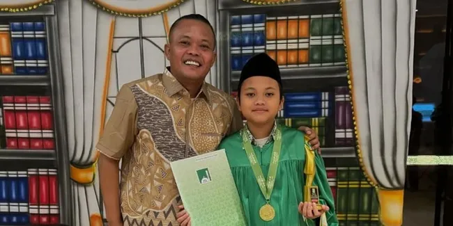 Potret Sule Hadiri Wisuda Anaknya Sendirian, Tak Ditemani Pacar - Komentar Putri Delina Bikin Sedih