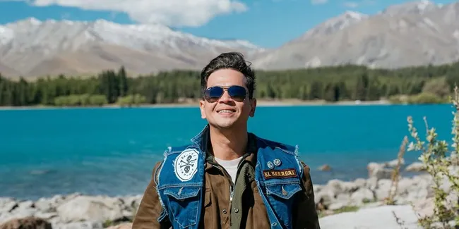 Potret Surya Insomnia Nambal Jalan yang Berlubang, Gak Pamrih - Pakai Kaos Kutang