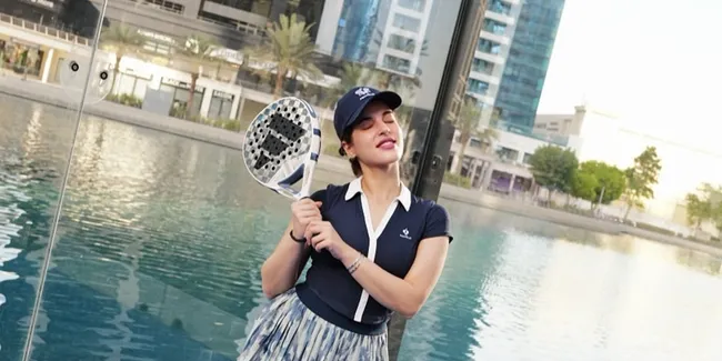 7 Potret Tasya Farasya Main Padel, Salfok Lapangannya Mengambang